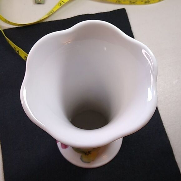 Wedgewood Bloom Vase Cottagecore Kitsch Grandmacore Floral - Picture 5 of 6